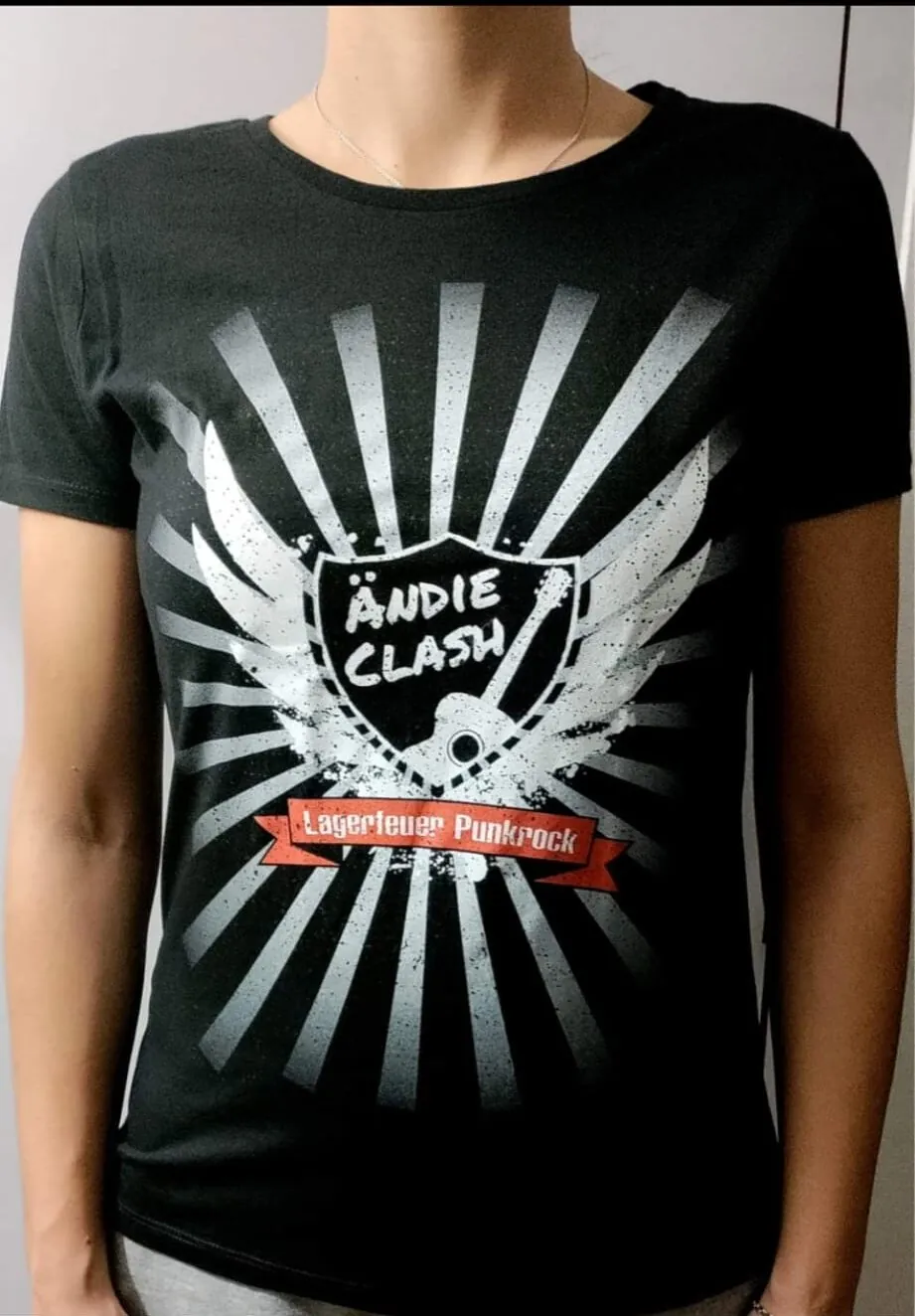Damen T-Shirt Lagerfeuer Punkrock mit Ändie Clash Logo, Vorderseite