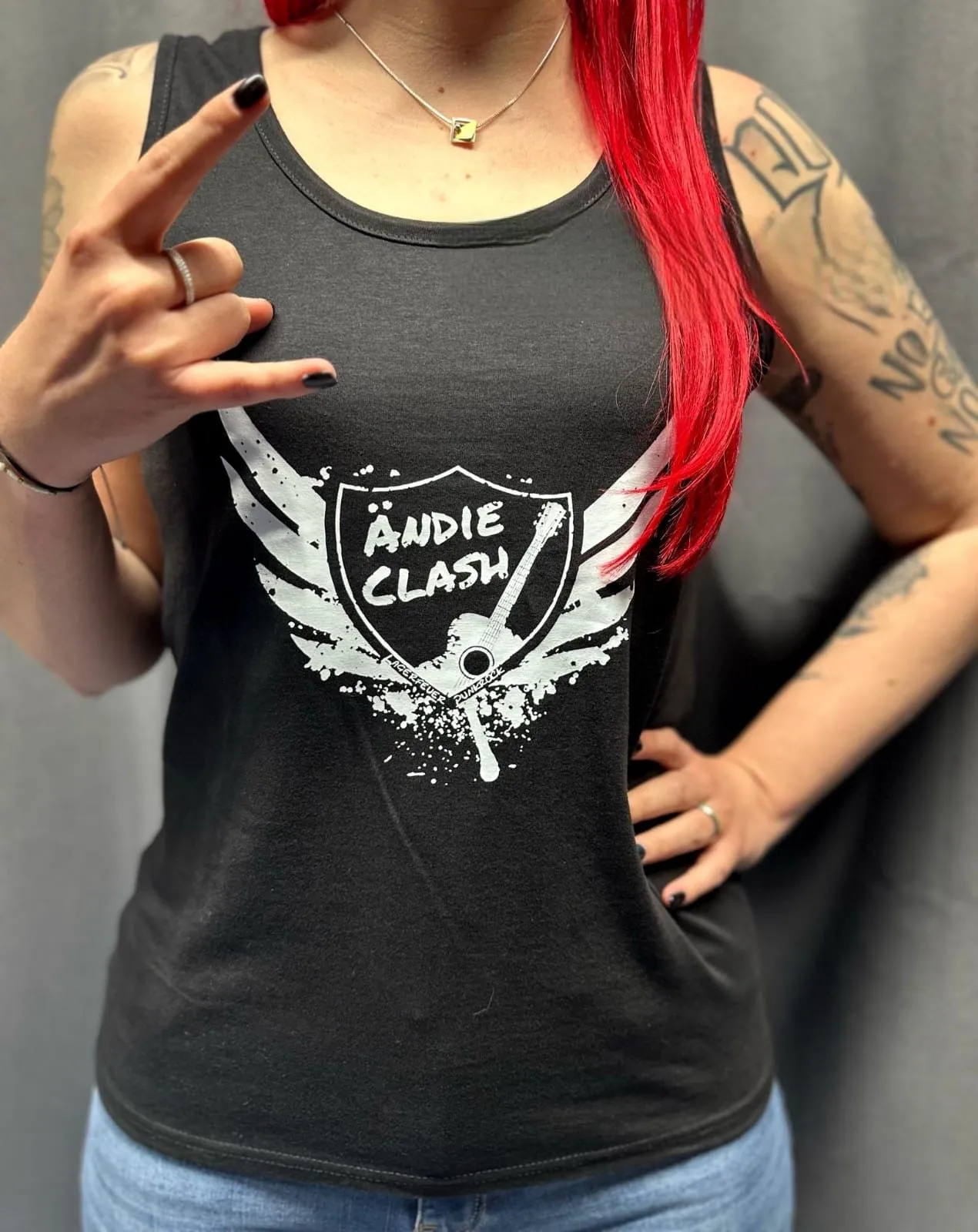 Model im Ändie Clash Tank Top mit Logo, Girls only