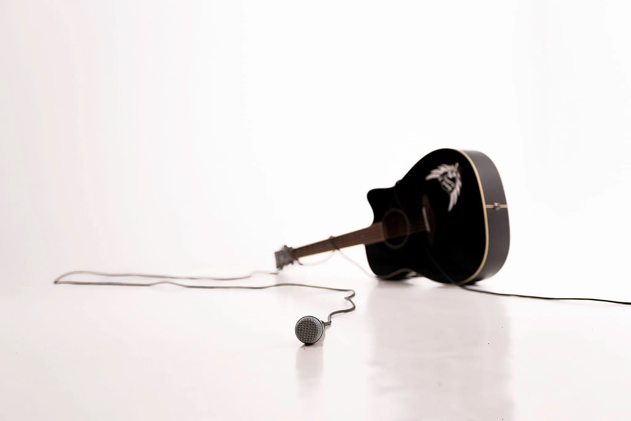 Schwarze Akustikgitarre und Mikrofon am Boden, Cover-Shooting Unbesiegbar